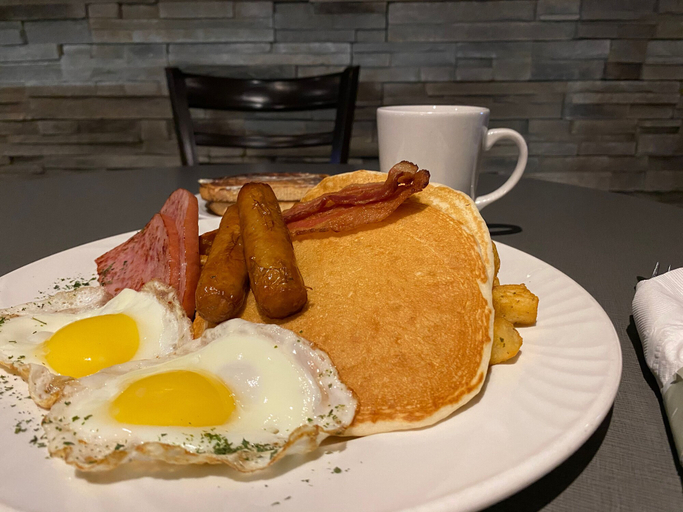 Food & Drinks 5, Travelodge by Wyndham Grande Prairie, Division No. 19