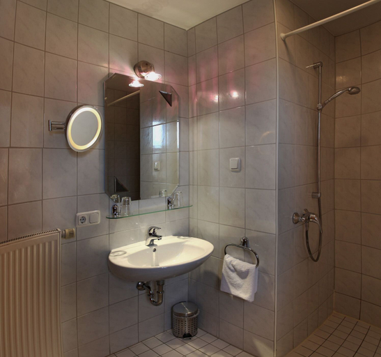 Bathroom 5, Wörners Schloss Weingut & Wellness Hotel, Kitzingen