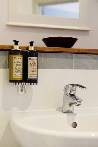 Bathroom 4, Rose & Crown, Warwickshire