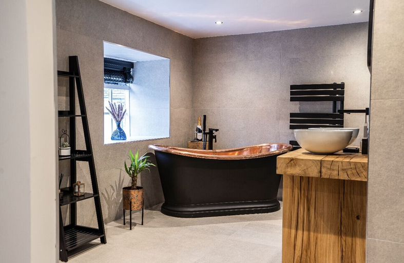 Bathroom 3, Bulls Head - Holymoorside, Derbyshire