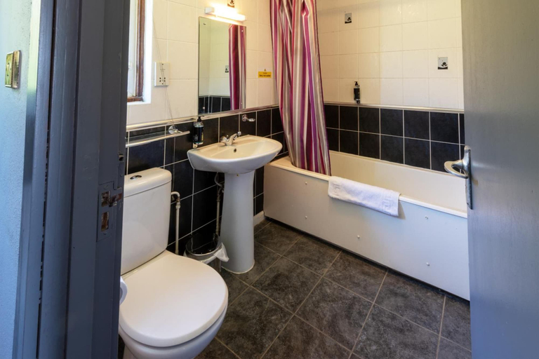 Bathroom 4, Buffalo Bills, East Sussex
