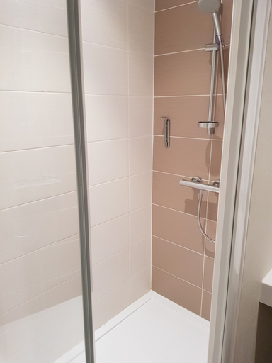 Bathroom 4, Hostellerie a la Bonne Auberge, Mayenne