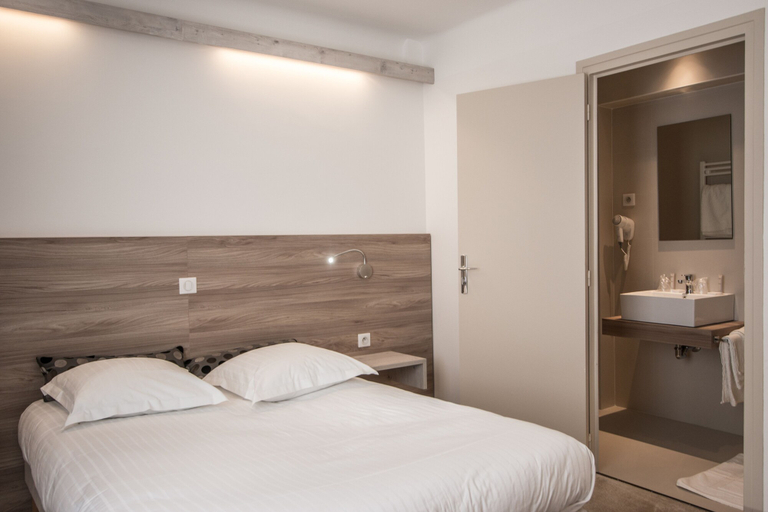 Bedroom 4, Hotel Les Voyageurs, Savoie