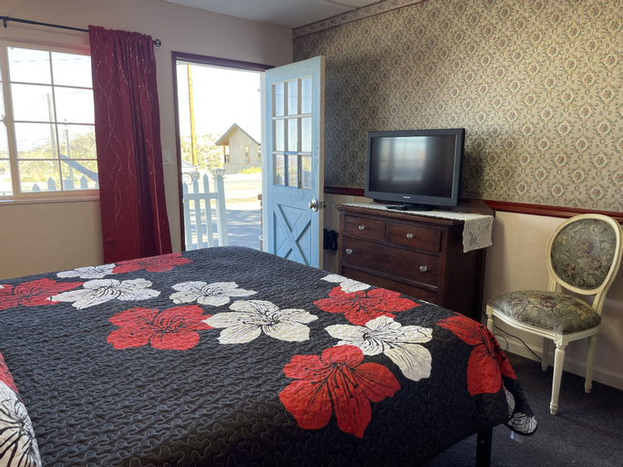 Bedroom 3, Sugarloaf Mountain Motel, Storey