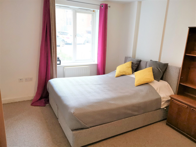 Bedroom 5, BookedUK - Home from Home Apartment, Hertfordshire