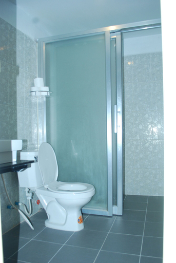Bathroom 5, SY Guesthouse, Phnom Penh
