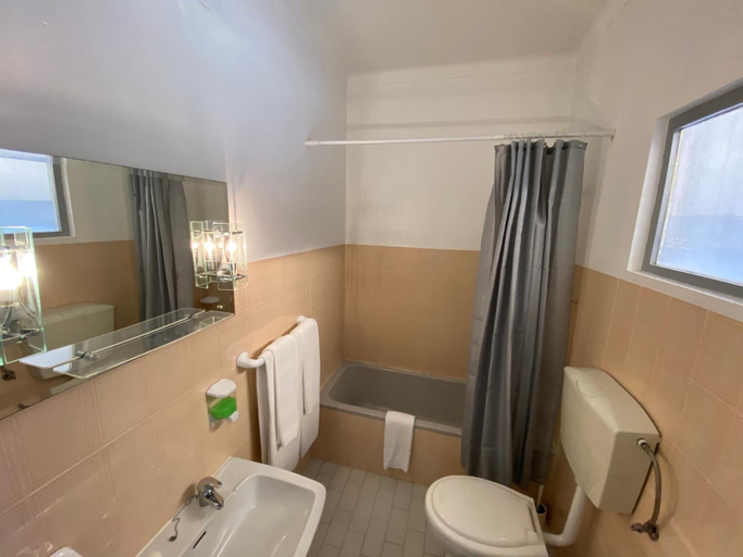 Bathroom 3, Hostel Paris, Marinha Grande