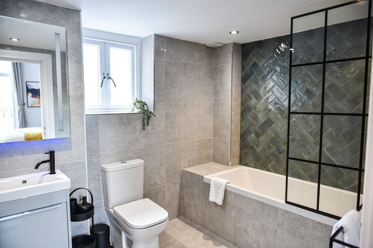 Bathroom 5, Victoria Colonnade ApartHotel, Warwickshire