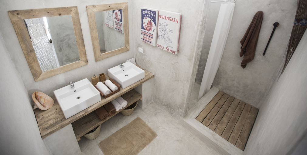 Bathroom 5, The Loop Beach Resort, Kusini