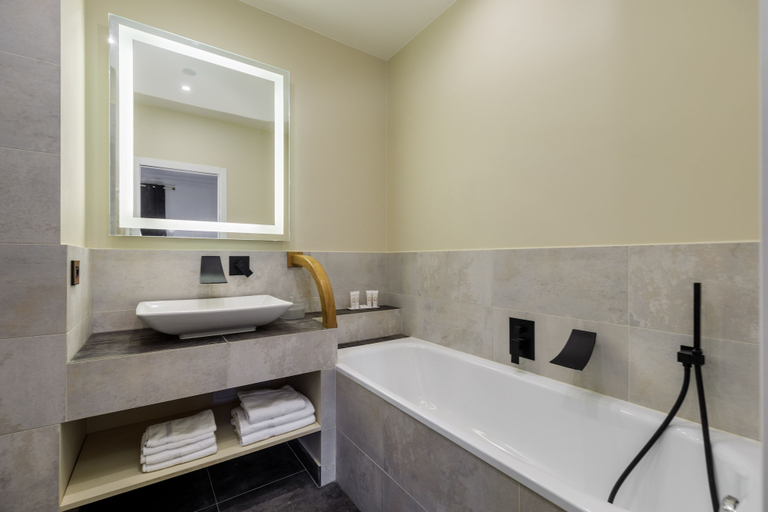 Bathroom 5, L'Hôtel Particulier, Hauts-de-Seine