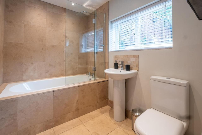 Bathroom 4, Sailmaker's Cottage, Hampshire