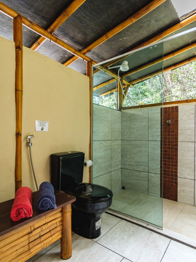 Bathroom 5, Universo Pol Bamboo Hostel, Cairu