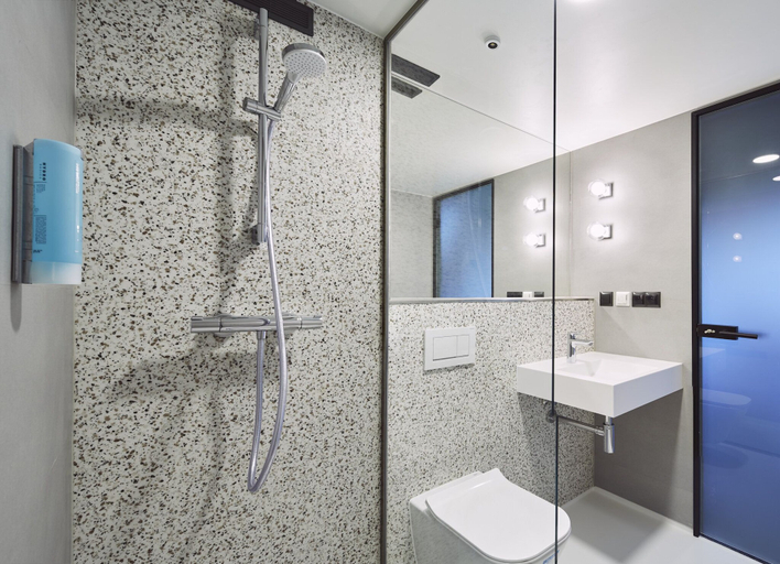 Bathroom 4, New Port Hotel, Kraków City