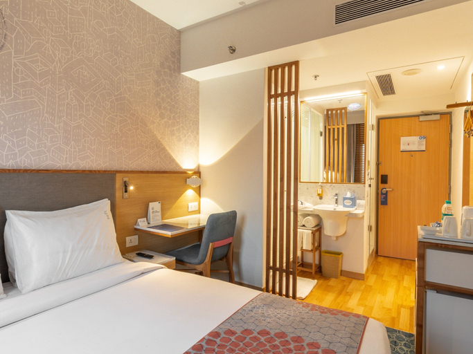 Bedroom 2, Holiday Inn Express AHMEDABAD PRAHLAD NAGAR by IHG, Ahmadabad