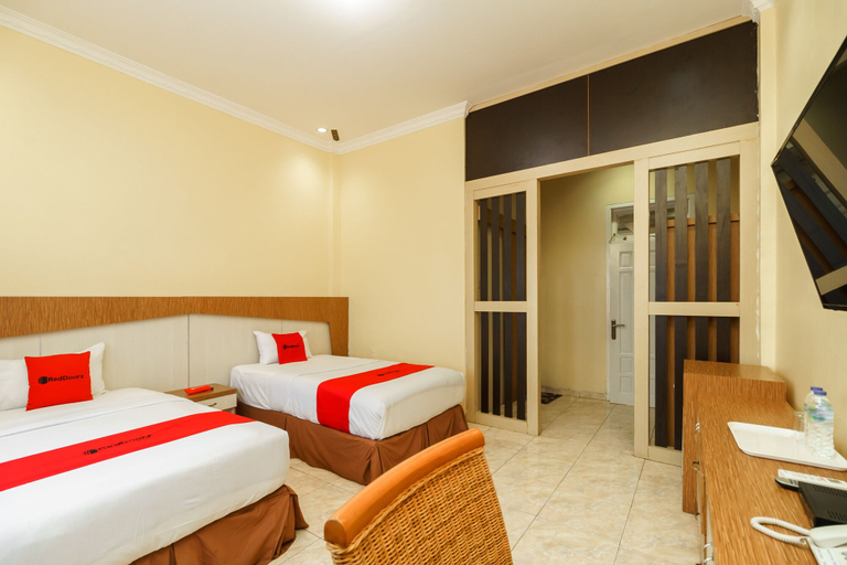 Bedroom 2, RedDoorz Plus @ Hotel Sempurna Watervang Lubuk Linggau, Lubuklinggau