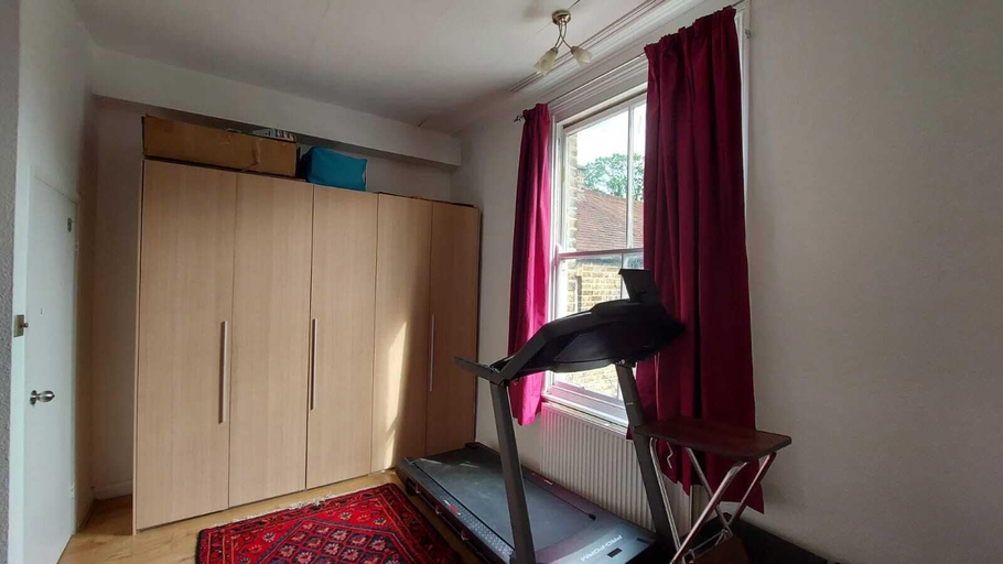 Others 3, Extra Large One Bedroom Flat With Parking, London