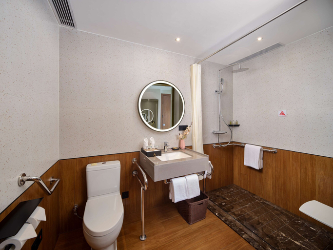 Bathroom 5, Hilton Garden Inn Jinzhou Central Street, Jinzhou