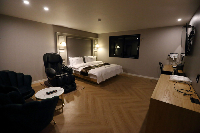 Bedroom 4, Forest 701 Hotel, Buk