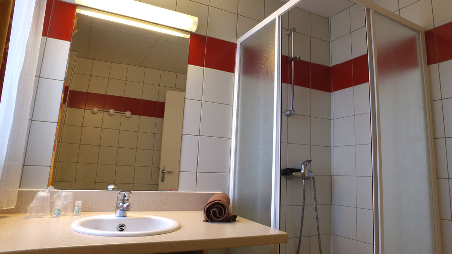 Bathroom 4, VVF Le Lioran Les Monts du Cantal, Saint Jacques des Blats, Cantal