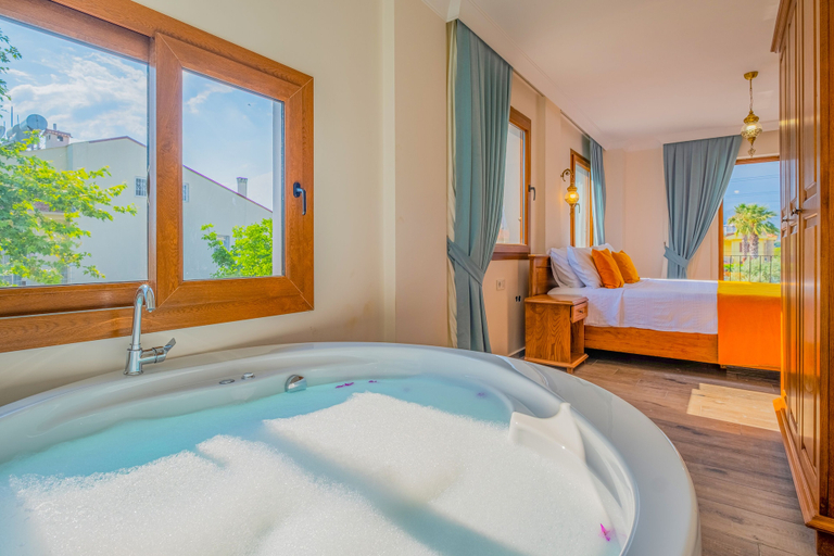 Jetted tub 4, Myra Villa 1, Fethiye