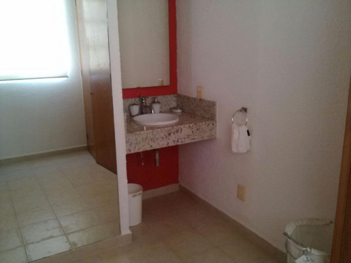 Bathroom 4, Century, Acapulco de Juárez