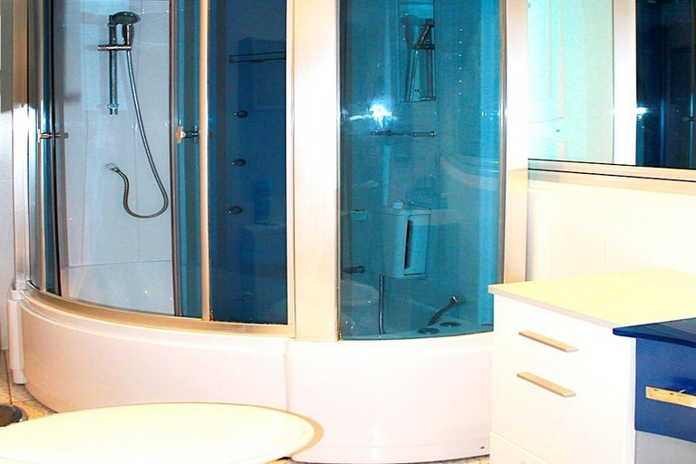 Bathroom 4, Juna Aqua Life, Lobnya