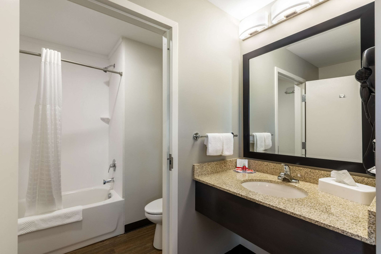 Bathroom 4, Econo Lodge Dayton North, Rhea