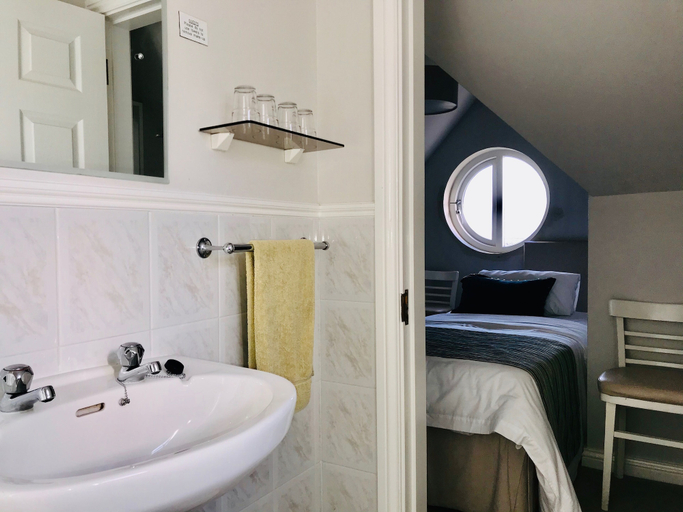 Bathroom 3, Westwinds
