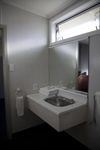 Bathroom 4, Apple Motor Inn, Hastings city