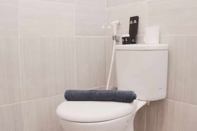 Bathroom 5, Minimalist And Cozy Studio At Vasanta Innopark Apartment, Cikarang