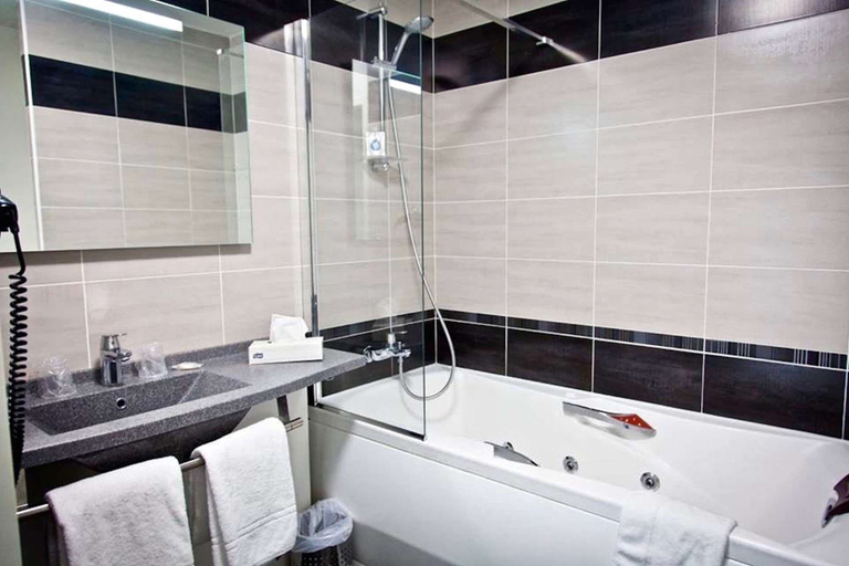 Bathroom 3, Hotel Kyriad Auray - Carnac, Morbihan