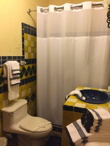 Bathroom, Casita Cole, Carrillo