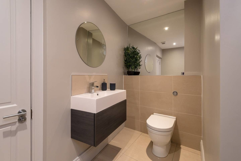 Bathroom 3, JOIVY Super Central Luxury Edinburgh Apartment, Edinburgh