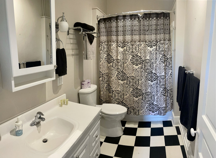 Bathroom, Stratford Suites - 32 Ontario St., Perth