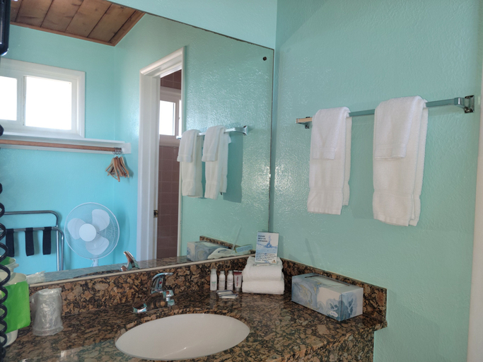 Bathroom 5, Islander Westport, Grays Harbor