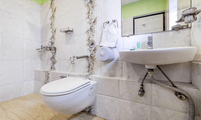 Bathroom 4, Treebo Pawan Putra, Kankurgachi, Kolkata