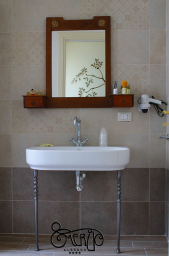Bathroom 4, Albergo Merùo, Cosenza