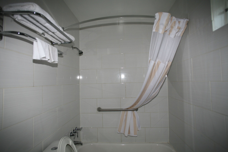 Bathroom 5, Royal Inn, Victoria