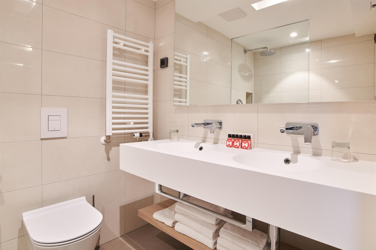 Bathroom 5, Hotel Park Plava Laguna, Poreč
