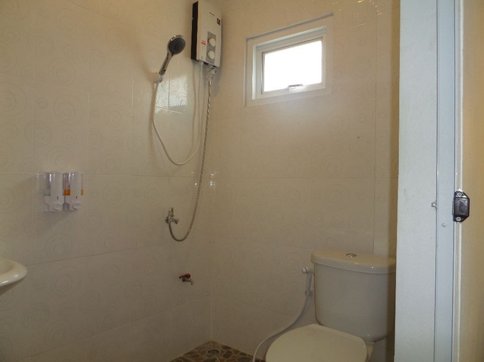 Bathroom 4, Lanta Triple Novel, Ko Lanta