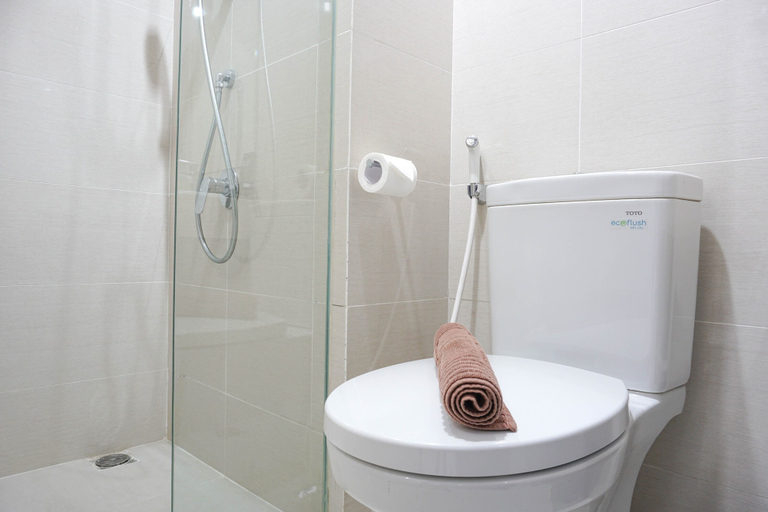 Bathroom 3, Simple and Minimalist 3BR Apartment at Puri Mansion, West Jakarta