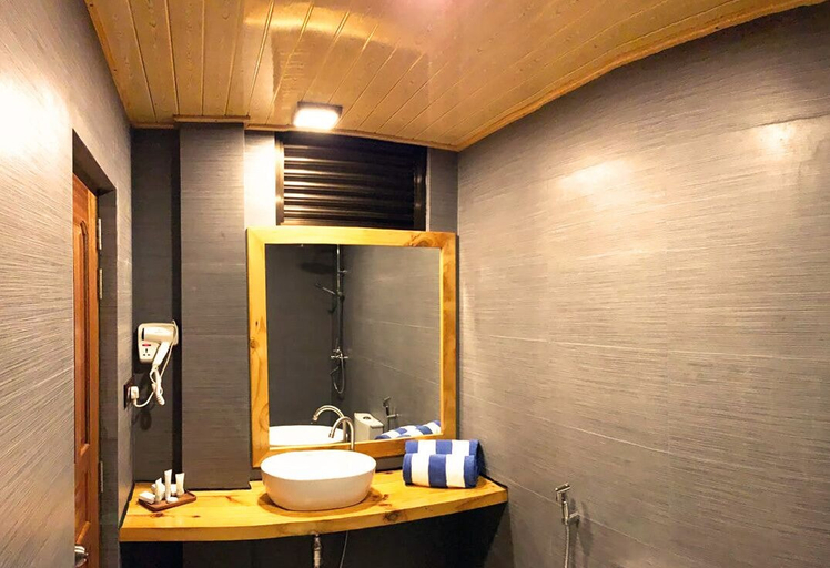 Bathroom 4, Endheri Sunset