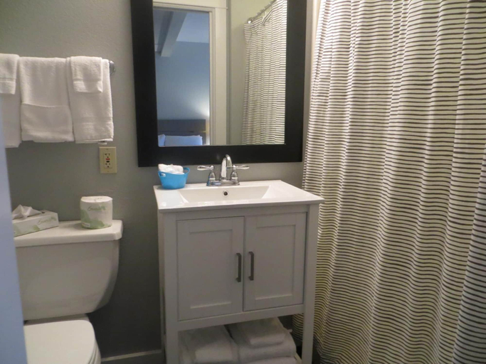 Bathroom 5, Brio Beach Inn, Grand Traverse