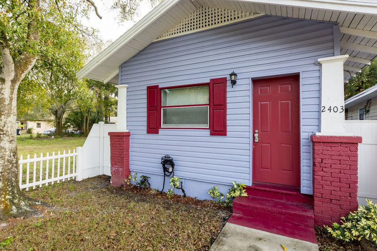 Exterior & Views 2, Cute Cozy Bungalow Down Town Jacuzzi, Hillsborough