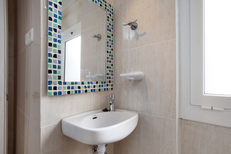 Bathroom 4, Apartamentos Tarradellas, Barcelona