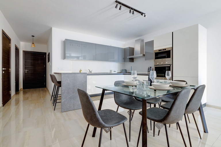 Others 5, Chic 2BR Apartment, Ideal Location