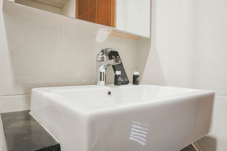 Bathroom, Great Choice Deluxe Studio Apartment At Capitol Park Residence, Jakarta Pusat