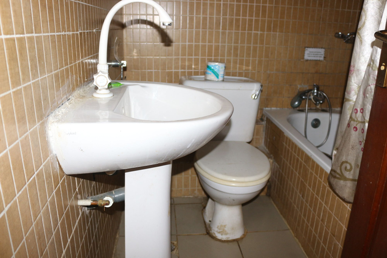 Bathroom, Xcape Hotels and Suites Ltd, Calabar