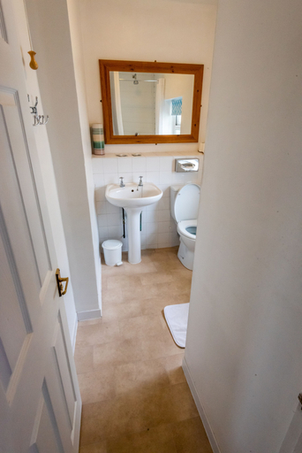 Bathroom 4, Aarondale Guest House, Hartlepool