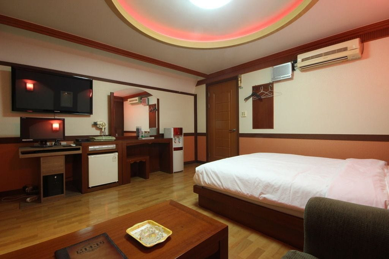 Bedroom 3, Utopia Motel, Gumi